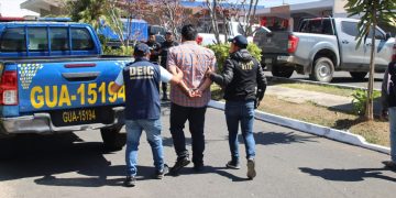 Durante la diligencia, se localizaron varios indicios que serán analizados para fortalecer la investigación. / Foto: PNC