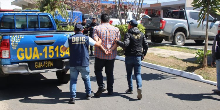 Durante la diligencia, se localizaron varios indicios que serán analizados para fortalecer la investigación. / Foto: PNC