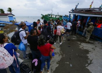 Muchos migrantes emprenden el camino con la esperanza de una vida mejor, pero algunos desaparecen en el trayecto. / Foto: EFE.