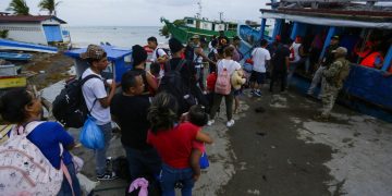 Muchos migrantes emprenden el camino con la esperanza de una vida mejor, pero algunos desaparecen en el trayecto. / Foto: EFE.