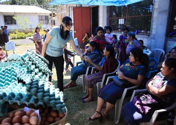 La viceministra del Visan visitó el municipio de Santiago Atitlán, Sololá, para dialogar con mujeres del Consorcio de Asociaciones Chuk Muk II. / Foto: MAGA.