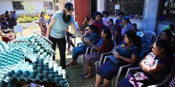 La viceministra del Visan visitó el municipio de Santiago Atitlán, Sololá, para dialogar con mujeres del Consorcio de Asociaciones Chuk Muk II. / Foto: MAGA.