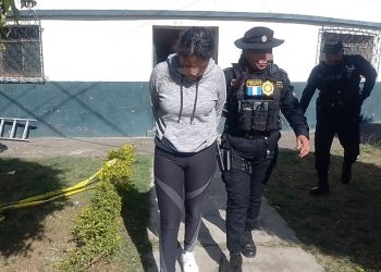 Maryori "N", de 20 años, fue aprehendida en la 0 avenida "C" y 6ª calle "A", como parte de las investigaciones tras el robo de una camioneta Honda CRV. / Foto: PNC