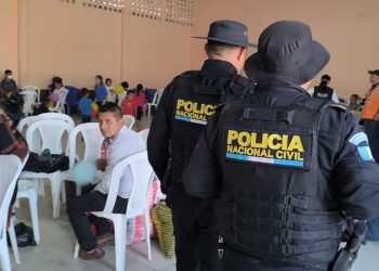 PNC da seguridad a los albergados por la actividad del volcán de Fuego. / Foto: PNC.