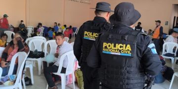 PNC da seguridad a los albergados por la actividad del volcán de Fuego. / Foto: PNC.