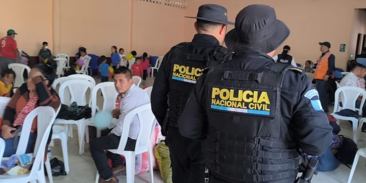 PNC da seguridad a los albergados por la actividad del volcán de Fuego. / Foto: PNC.