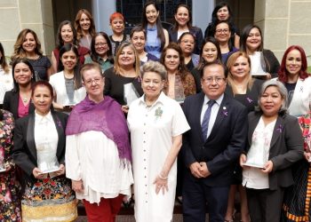 24 mujeres son galardonadas por su trabajo en el sector energético. /Foto: Dickéns Zamora.