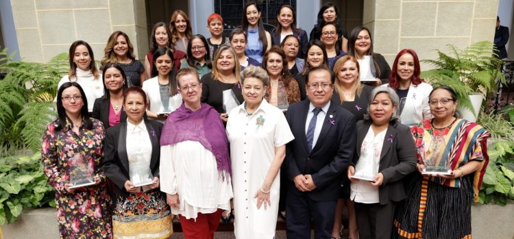 24 mujeres son galardonadas por su trabajo en el sector energético. /Foto: Dickéns Zamora.