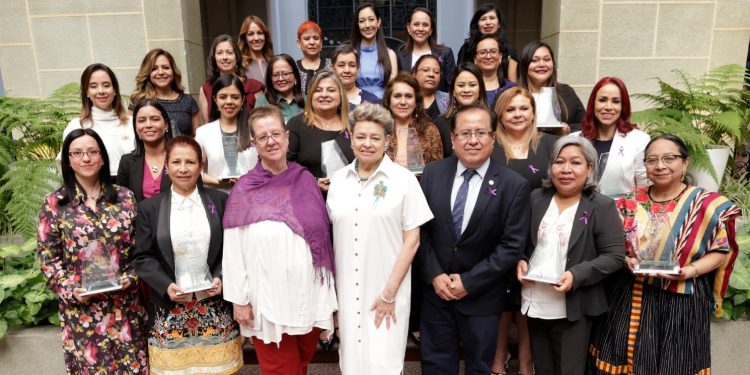 24 mujeres son galardonadas por su trabajo en el sector energético. /Foto: Dickéns Zamora.