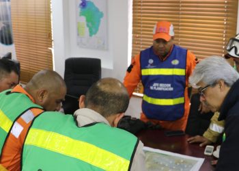Autoridades trabajan en conjunto para sofocar las llamas. / Foto: Conred