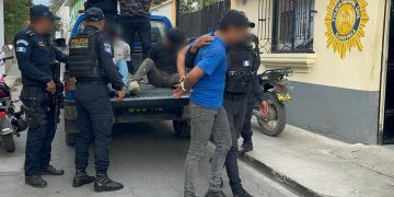 Allanamientos en Sololá deja ocho personas capturadas por narcomenudeo. / Foto: PNC