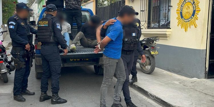 Allanamientos en Sololá deja ocho personas capturadas por narcomenudeo. / Foto: PNC