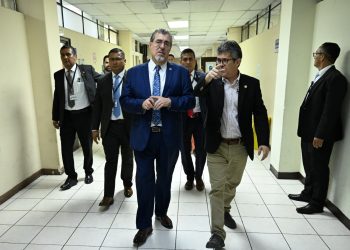 Presidente Arévalo durante recorrido con el ministro de Salud, Joaquín Barnoya. / Foto: Byron de la Cruz.