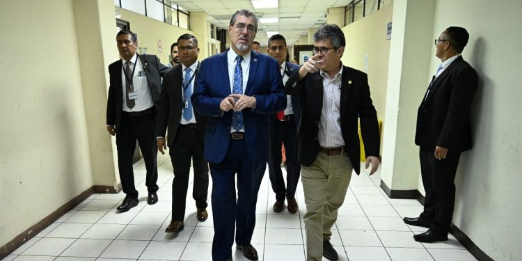 Presidente Arévalo durante recorrido con el ministro de Salud, Joaquín Barnoya. / Foto: Byron de la Cruz.