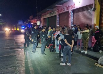 Autoridades capturan a dos presuntos coyotes que trasladaban 88 extranjeros. (Foto: PNC)