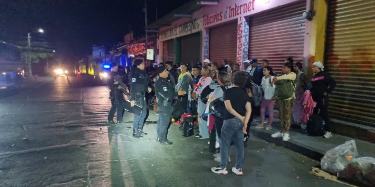 Autoridades capturan a dos presuntos coyotes que trasladaban 88 extranjeros. (Foto: PNC)