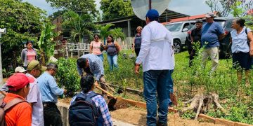 Los estudiantes pusieron manos a la obra sembrando pepino, uno de los cultivos de gran valor dentro del Programa de Alimentación Escolar. / Foto: MAGA.
