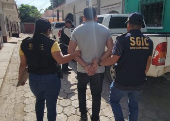 De acuerdo con las autoridades, ambas capturas son resultado del seguimiento a investigaciones en curso relacionadas con la posesión y distribución de pornografía infantil. / Foto: PNC.