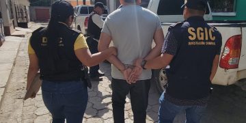 De acuerdo con las autoridades, ambas capturas son resultado del seguimiento a investigaciones en curso relacionadas con la posesión y distribución de pornografía infantil. / Foto: PNC.