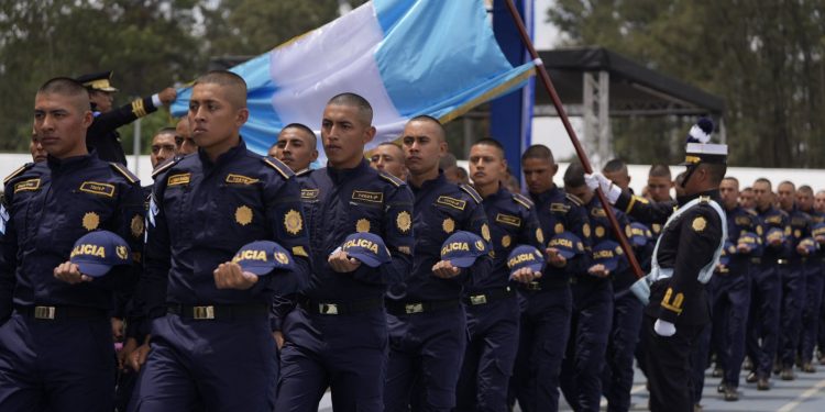 Se celebró la incorporación de nuevos agentes y la promoción de oficiales a rangos superiores. / Foto: Mingob