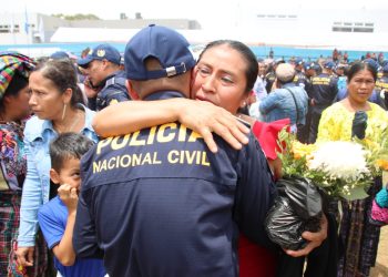 La ceremonia estuvo marcada por la emoción y el orgullo de los graduandos, quienes compartieron este importante logro con sus familiares. / Fotos: Mingob.