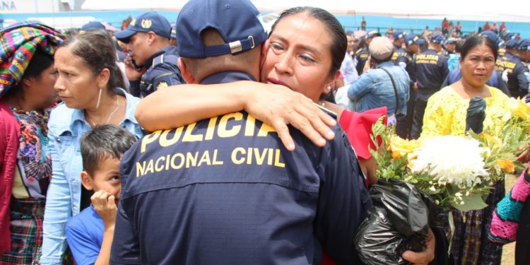 La ceremonia estuvo marcada por la emoción y el orgullo de los graduandos, quienes compartieron este importante logro con sus familiares. / Fotos: Mingob.