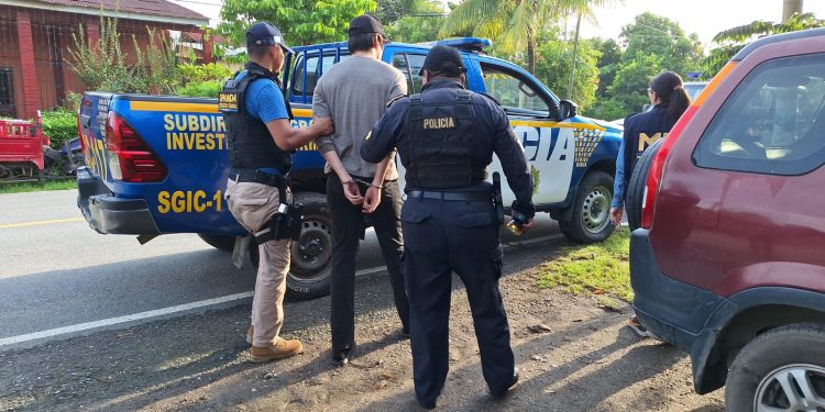 En Puerto Barrios, Izabal, fue detenido Edgar “N”, de 25 años, quien presuntamente pertenece a la Mara Salvatrucha. / Foto: PNC