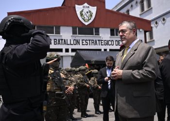 Presidente Arévalo supervisa el Ministerio de la Defensa. / Foto: Alvaro Interiano