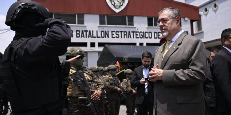 Presidente Arévalo supervisa el Ministerio de la Defensa. / Foto: Alvaro Interiano