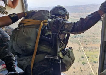 El uso de paracaidistas facilita el despliegue inmediato de soldados a largas distancias en un tiempo reducido. / Foto: Ejército