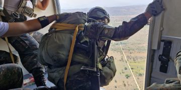 El uso de paracaidistas facilita el despliegue inmediato de soldados a largas distancias en un tiempo reducido. / Foto: Ejército