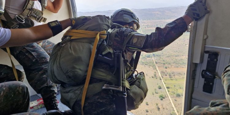 El uso de paracaidistas facilita el despliegue inmediato de soldados a largas distancias en un tiempo reducido. / Foto: Ejército