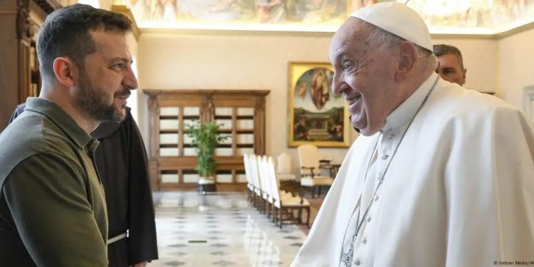 El presidente de Ucrania, Volodímir Zelenski, pidió el apoyo del Vaticano para conseguir la liberación de prisioneros ucranianos en Rusia.