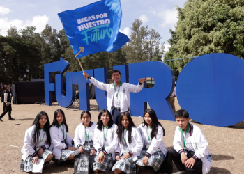 Jóvenes empiezan a preinscribirse en Becas por Nuestro Futuro. / Foto: Dickéns Zamora.