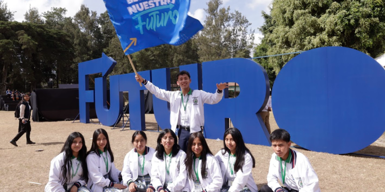 Jóvenes empiezan a preinscribirse en Becas por Nuestro Futuro. / Foto: Dickéns Zamora.