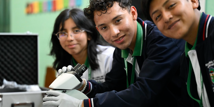 Presidente Arévalo invitó a los jóvenes a hacer uso de Becas por Nuestro Futuro. / Foto: Álvaro Interiano.