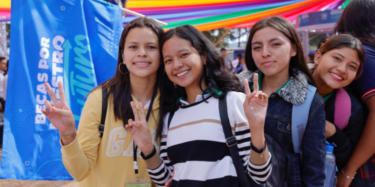 Estudiantes pueden aplicar al programa Becas por Nuestro Futuro desde su página web.