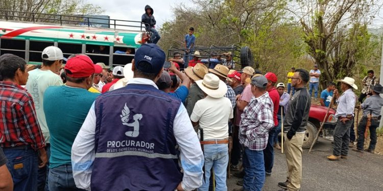 Gobernador de Chiquimula dialoga con vecinos para liberar bloqueo en Olopa