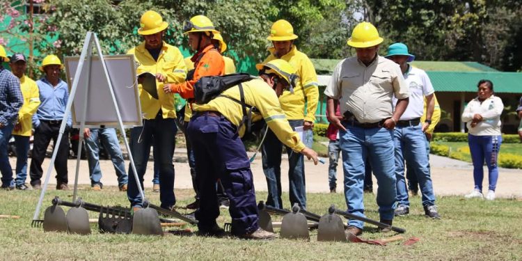 Brigadas comunitarias se capacitan en control de incendios forestales en Jutiapa