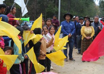 Entrega de mobiliario escolar fortalece acciones de aprendizaje en la niñez de Momostenango
