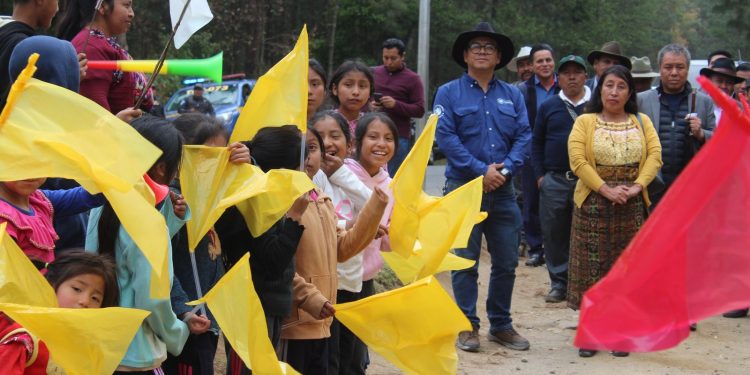 Entrega de mobiliario escolar fortalece acciones de aprendizaje en la niñez de Momostenango