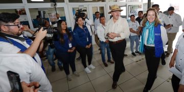 Presidente supervisa atención del Centro de Atención a Retornados en Tecún Umán, San Marcos.