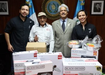 Entregan donación a la Fundación Pro Adulto Mayor Abuelitos Heladeros