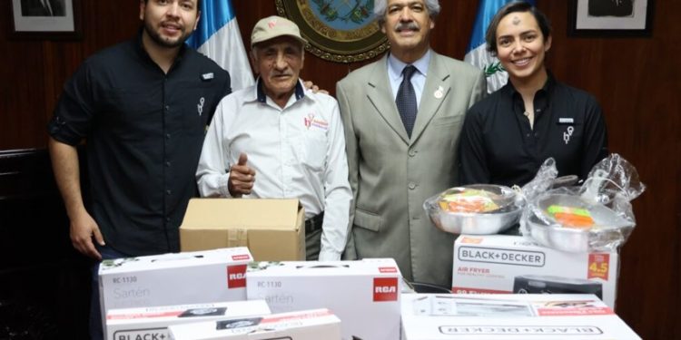 Entregan donación a la Fundación Pro Adulto Mayor Abuelitos Heladeros