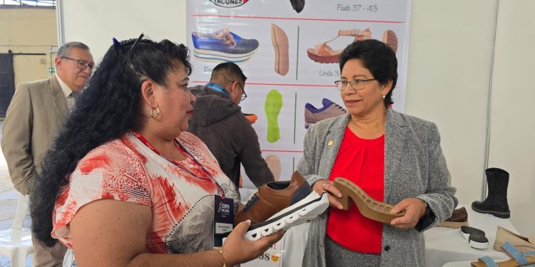 Fabricantes, diseñadores y comerciantes presentes en la Expocalzado 2025 en Quetzaltenango