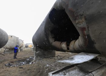 Zelenski analizará las condiciones de una posible tregua tras llamada entre Trump y Putin. / Foto: Refinería de petróleo atacada en Ucrania (EFE).