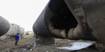 Zelenski analizará las condiciones de una posible tregua tras llamada entre Trump y Putin. / Foto: Refinería de petróleo atacada en Ucrania (EFE).