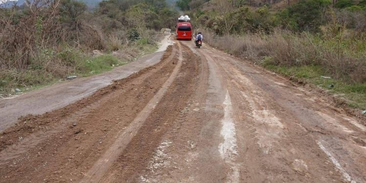 Avanza el mejoramiento vial en San Carlos Alzatate, Jalapa