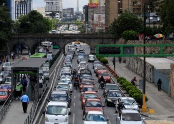 Las primas de seguro en motos van desde los 60 quetzales y en automóviles desde los 200. (Foto: Archivo)