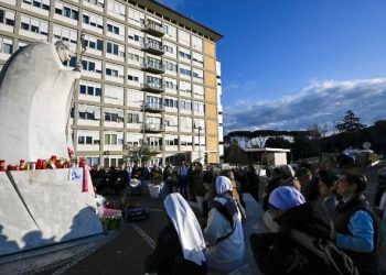Personas particulares y religiosas acuden todos los días a orar por la salud del papa Francisco en las afueras del Hospital Policlínico Gemelli, en Roma.